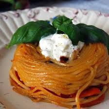 Spaghetti con sugo e burrata