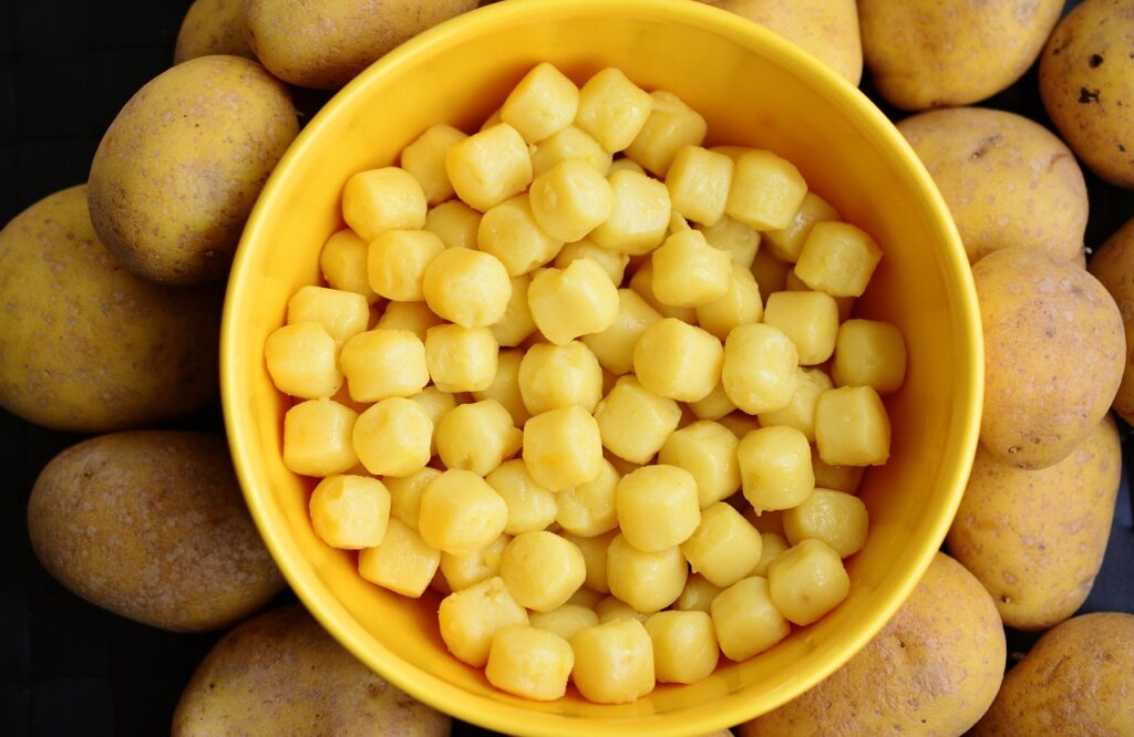 Gnocchi con gli asparagi e la salsiccia